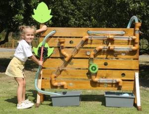 Outdoor Wasserspiel Wasserwand mit Handpumpe